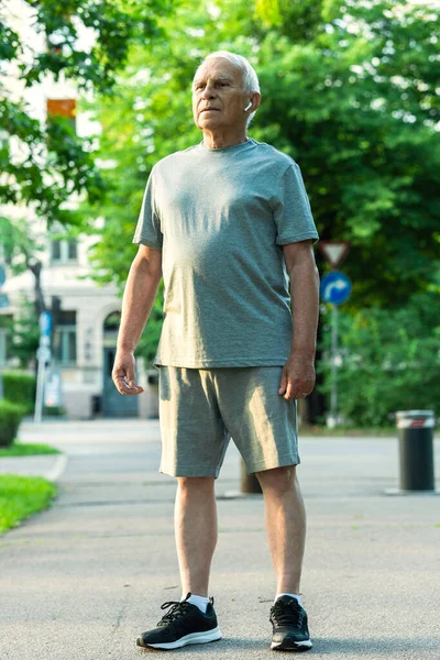 Homem Idoso Ativo Durante Seu Treino Corrida Parque Cidade — Fotografia de Stock
