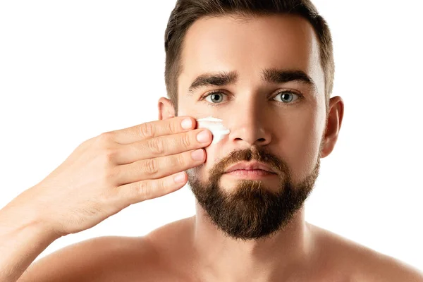 Schönheit Für Männer Junger Mann Trägt Vor Weißem Hintergrund Feuchtigkeitscreme — Stockfoto