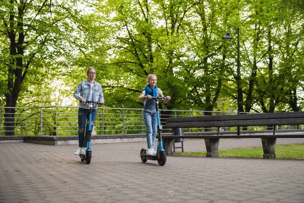 Mère Heureuse Fille Équitation Scooters Électriques Dans Parc Ville — Photo