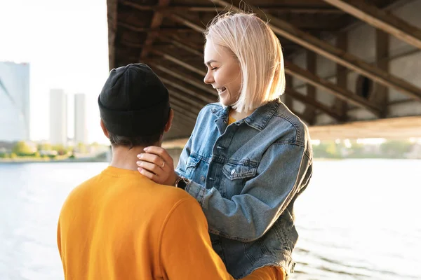 Porträtt Stilfulla Tonårspar Som Har Dejt Bro Vid Solnedgången — Stockfoto