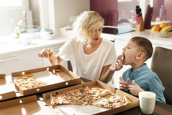 Madre Lindo Hijo Comiendo Deliciosa Pizza Italiana Casa —  Fotos de Stock