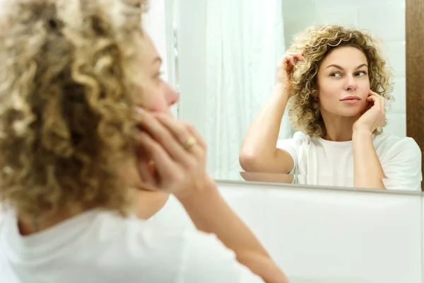 Mulher Jovem Bonita Com Cabelo Encaracolado Olhando Para Espelho Banheiro — Fotografia de Stock