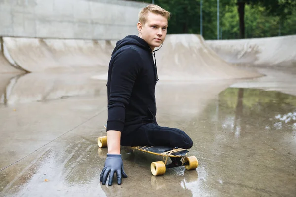 Joven Motivado Chico Discapacitado Con Longboard Skatepark —  Fotos de Stock