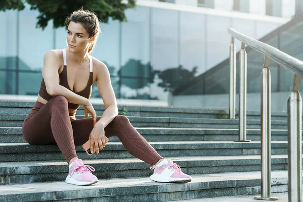 Portret Seksownej Sportowej Kobiety Podczas Treningu Fitness Świeżym Powietrzu — Zdjęcie stockowe