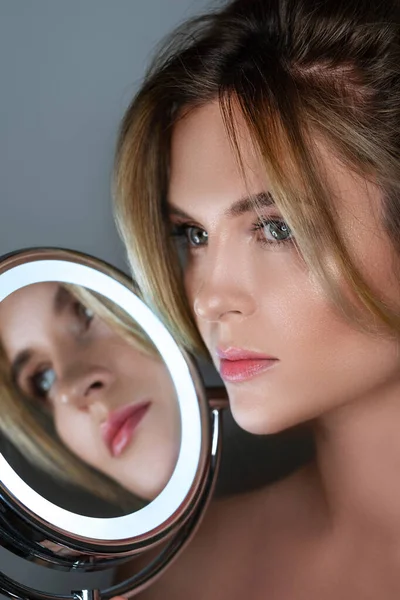 Vacker Kvinna Och Rund Spegel Med Led Ljus Grå Bakgrund — Stockfoto