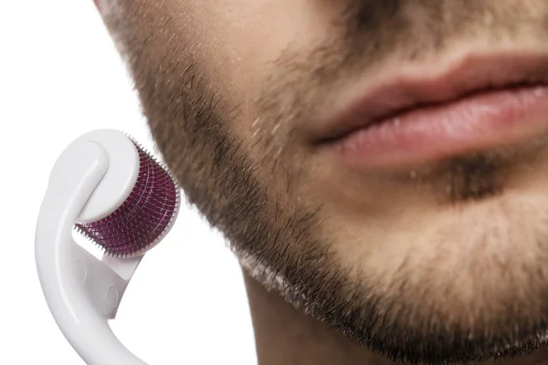 Hombre Está Utilizando Rodillo Derma Para Crecimiento Barba Sobre Fondo —  Fotos de Stock