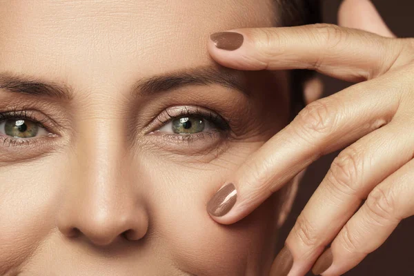 Retrato Una Hermosa Mujer Mediana Edad Con Piel Arrugada Limpia — Foto de Stock