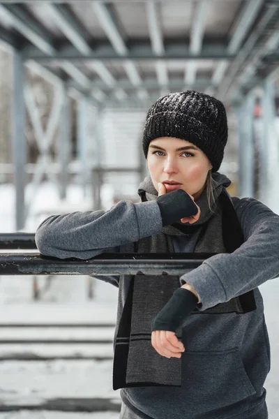 Portret Młodej Atletycznej Kobiety Podczas Treningu Zimowego Zewnątrz — Zdjęcie stockowe