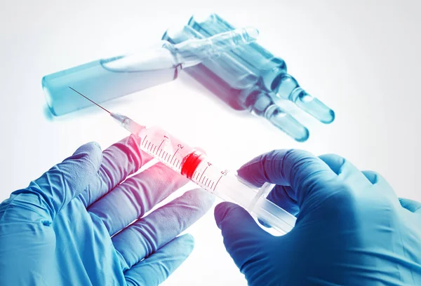 Pendekatan Tangan Dokter Memegang Jarum Suntik Dengan Vaksin Obat Medis — Stok Foto