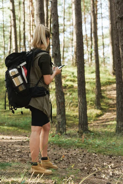 Giovane Escursionista Femminile Utilizza Smartphone Navigazione Nella Foresta Verde — Foto Stock