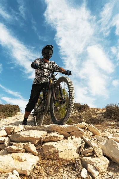 Dağlarda Bisiklete Binen Profesyonel Bir Bisikletçi — Stok fotoğraf