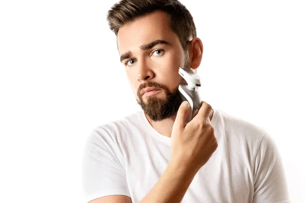 Красивый Бородатый Мужчина Использует Электрический Триммер Белом Фоне — стоковое фото