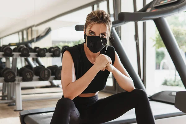 Gym Nieuw Normaal Jonge Atletische Vrouw Draagt Een Preventief Gezichtsmasker — Stockfoto