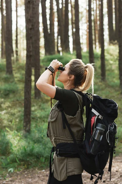 Giovane Escursionista Femminile Sta Usando Binocoli Bird Watching Nella Foresta — Foto Stock