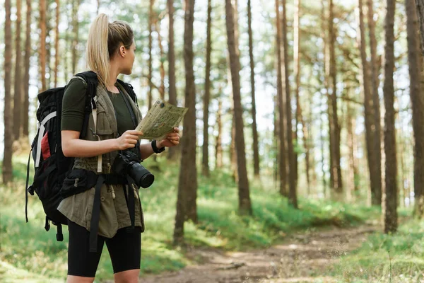 Young Female Hiker Big Backpack Using Map Orienteering Forest — Stock Photo, Image