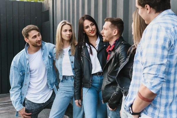 Gruppo Amici Giovani Eleganti Durante Incontro Una Strada Della Città — Foto Stock