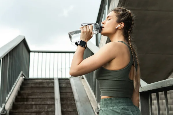 Vacker Sportig Kvinna Med Flaska Vatten Efter Fitness Eller Jogging — Stockfoto