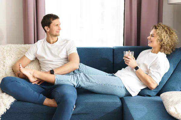 Jovens Felizes Casal Relaxante Sofá Casa — Fotografia de Stock