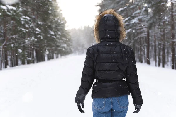 Soğuk Kış Günü Parkta Kapüşonlu Ceketini Giymiş Genç Bir Kadın — Stok fotoğraf