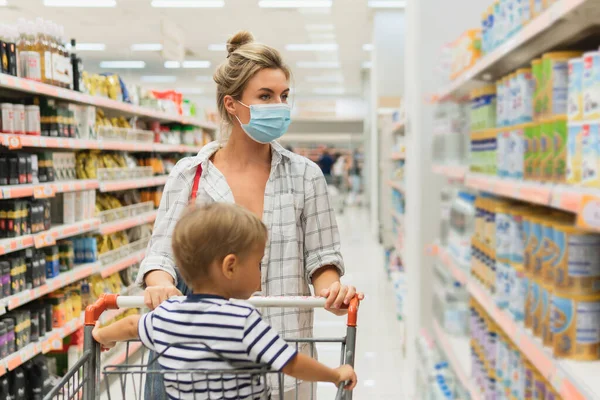 New Normal Shopping Young Mother Wearing Prevention Mask Her Little — Stock Photo, Image