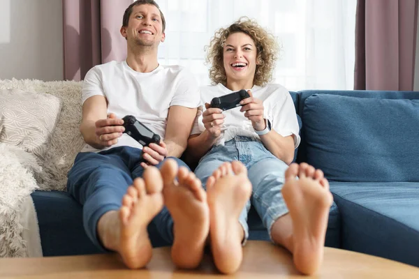 Unga Glada Par Med Gamepads Spelar Spel Konsol Hemma — Stockfoto