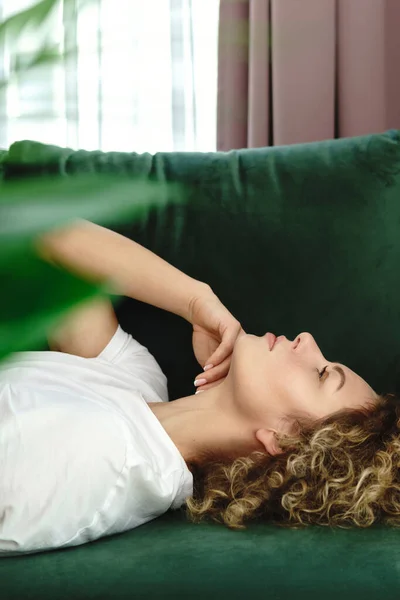 Retrato Mulher Jovem Bonita Com Cabelo Encaracolado Deitado Sofá Verde — Fotografia de Stock