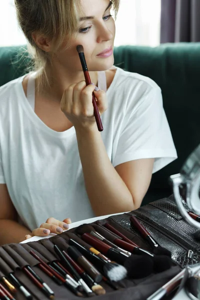 Una Rutina Maquillaje Casa Joven Hermosa Mujer Con Maquillaje Cepillos — Foto de Stock