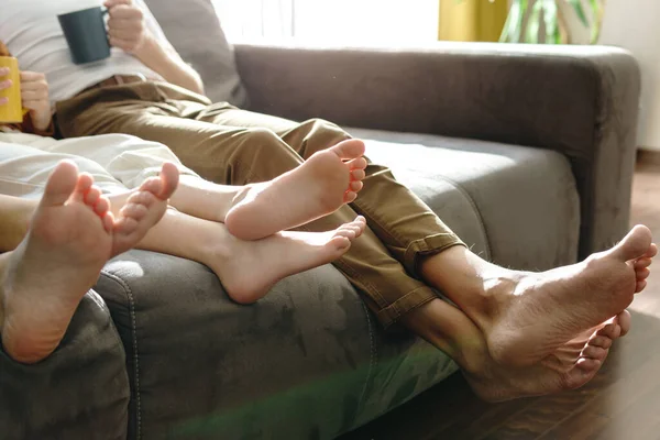 Famille Pieds Nus Assis Sur Canapé Dans Salon — Photo