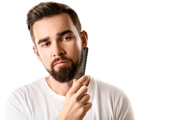 Bonito Homem Bem Tratado Penteando Sua Barba Fundo Branco — Fotografia de Stock