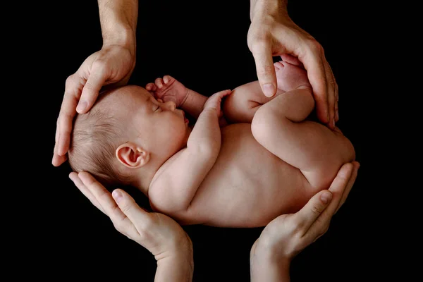 Mignon Nouveau Dans Les Mains Père Mère Sur Fond Noir — Photo