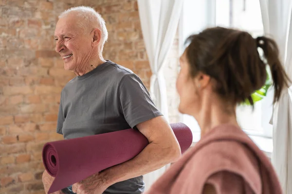 Egzersiz Paspasları Olan Iki Neşeli Aktif Yaşlı Insan Mutlu Yaşlı — Stok fotoğraf