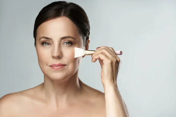 Portrait Beautiful Middle Aged Woman Using Rubber Spatula Facial Cosmetics — Stock Photo, Image