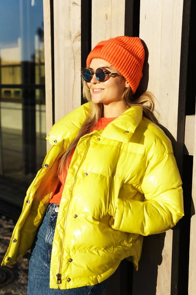 Retrato Menina Elegante Vestindo Puffer Amarelo Chapéu Malha Laranja — Fotografia de Stock