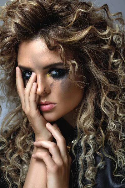 Mujer Joven Sexy Con Elegante Peinado Afro Maquillaje Untado Con — Foto de Stock
