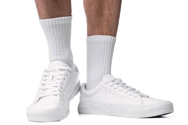 Fechar Pés Sapatos Masculinos Homem Vestindo Treinadores Brancos Isolados Fundo — Fotografia de Stock