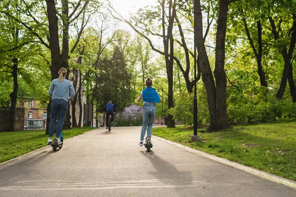 Lycklig Mor Och Dotter Ridning Elektriska Skotrar Stadsparken — Stockfoto