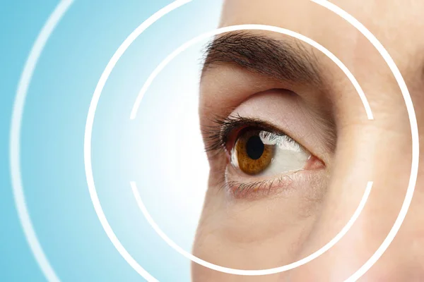 Kadın Gözünün Yakın Çekimi Lazer Göz Ameliyatı Görsel Keskinlik Kontrolü — Stok fotoğraf