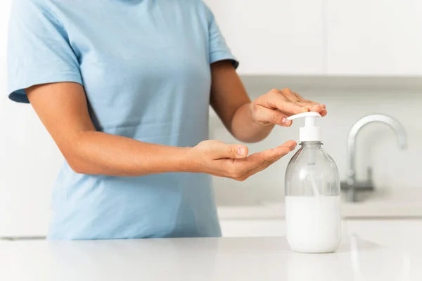 Sluiting Van Vrouwelijke Handen Met Handreiniger Vloeibare Zeep Voor Desinfectie — Stockfoto