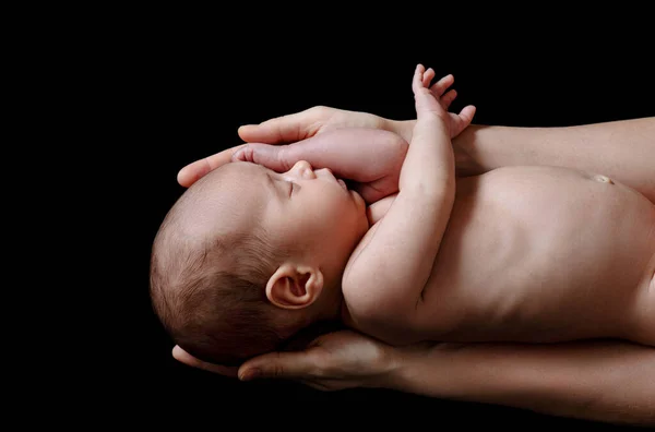 Yeni Doğmuş Şirin Bebek Siyah Arka Planda Annesinin Ellerinde Yatıyor — Stok fotoğraf