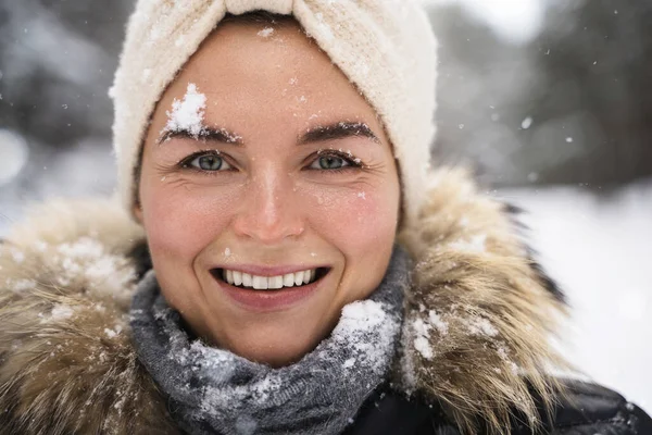 Portret Van Jong Vrolijk Meisje Genieten Van Sneeuw Tijdens Mooie — Stockfoto