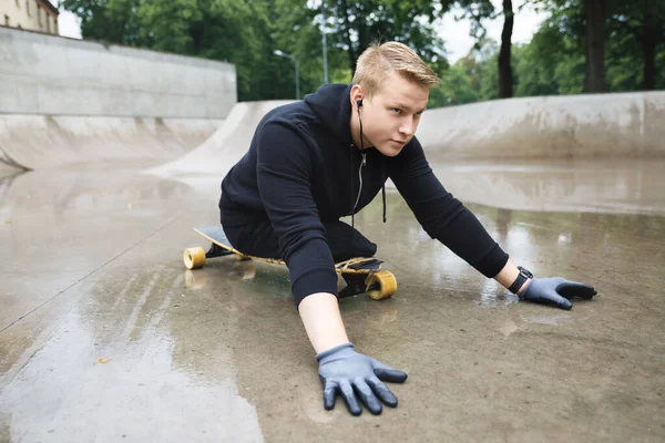 Junge Und Motivierte Behinderte Mit Longboard Skatepark — Stockfoto