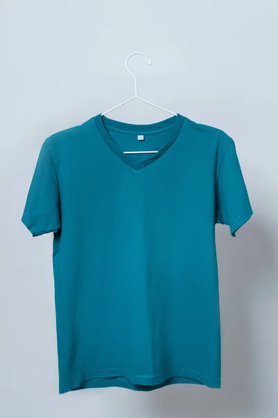 Indossato Blu Shirt Appesa Sottile Appendino Metallico Sullo Sfondo Grigio — Foto Stock