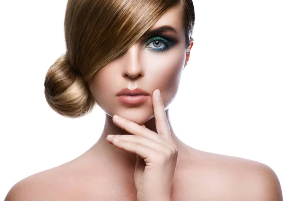 Seksowny Model Stylowym Obrazie Eleganckimi Włosami Zakrywającymi Jedno Oko Pięknymi — Zdjęcie stockowe