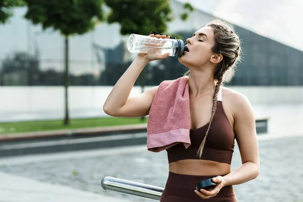 Wanita Muda Yang Lelah Minum Air Setelah Latihan Kebugarannya Luar — Stok Foto