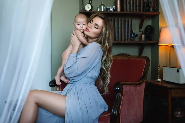Lüks Gri Elbiseler Içinde Bebeğini Elinde Tutan Güzel Bir Annenin — Stok fotoğraf