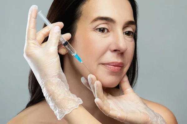 Aging Treatment Middle Aged Woman Receiving Facial Injection Skin Rejuvenation — Stock Photo, Image