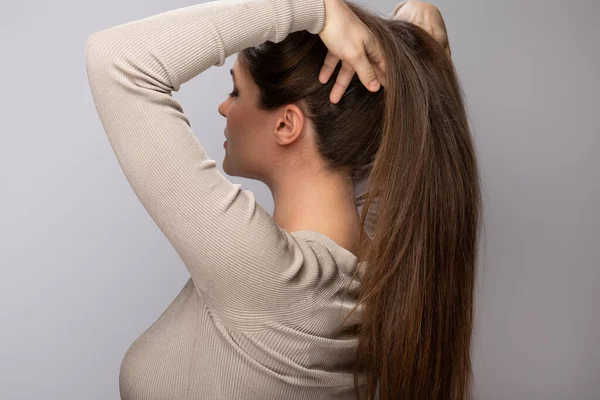 Jovem Mulher Mostrando Seu Cabelo Natural Marrom Saudável Fundo Cinza — Fotografia de Stock