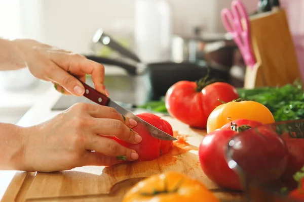 Woman Slicing Red Tomatoes Wooden Chopping Board Salad — Stock Photo, Image