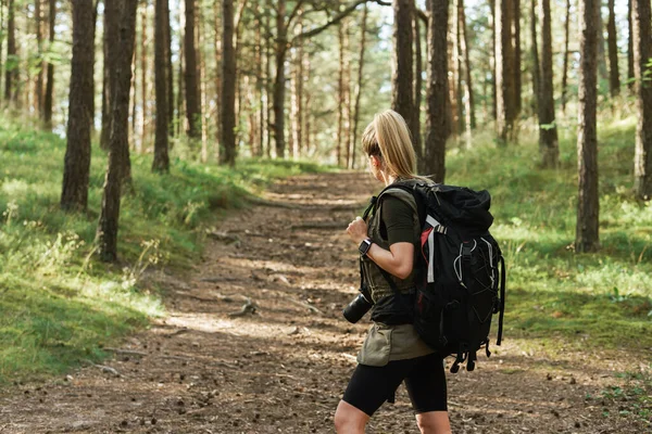 Giovane Escursionista Femminile Con Grande Zaino Nella Foresta Verde — Foto Stock
