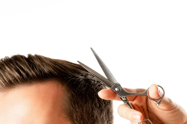 Detailní Záběr Ruku Kadeřníka Nůžkami Mužskými Vlasy — Stock fotografie